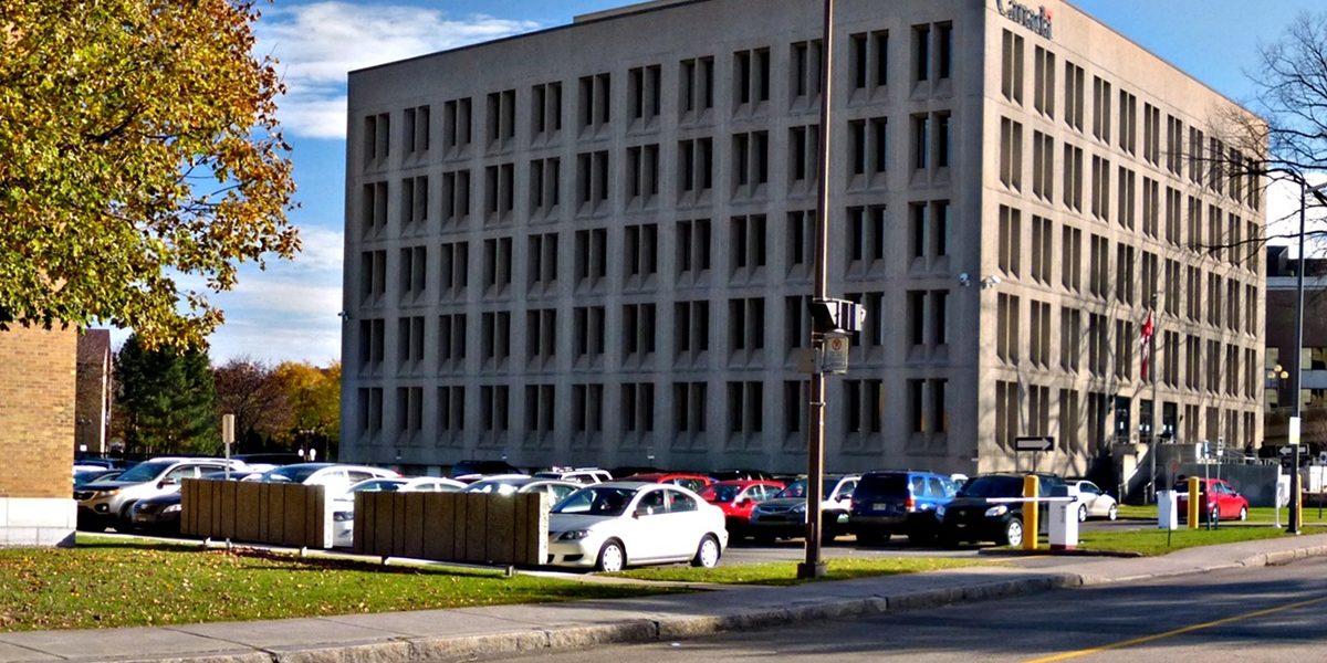 L'édifice de l'Agence du revenu du Canada, occupé en novembre 2013.