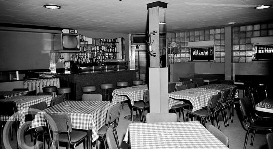 Intérieur du restaurant. 30 août 1963.