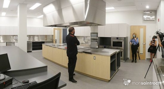 La cuisine collective du nouveau centre répond à des besoins identifiés depuis longtemps dans le quartier, dit Étienne Talbot, directeur du YMCA Saint-Roch.