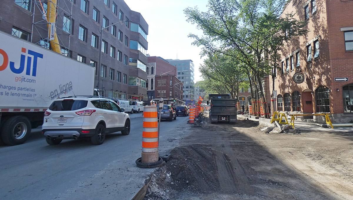 La rue Dorchester en chantier. Vue en direction sud-est sur l'intersection de la rue Saint-Joseph Est. 29 juin 2021,
