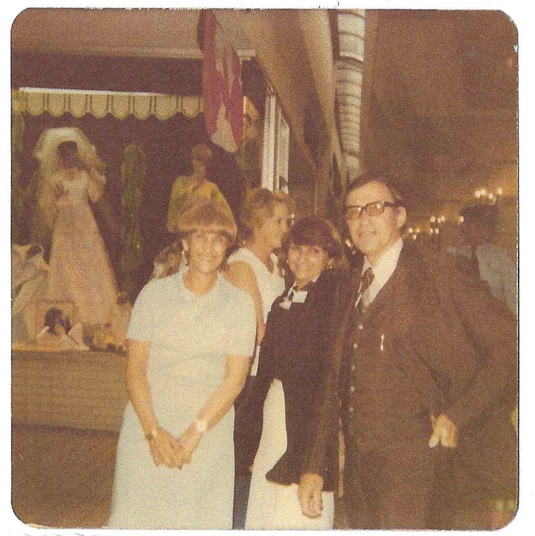 Jeanne Malenfant, Sandra Marks et le maire Lamontagne, devant l'entrée du magasin Confection Markie Ltée àl'inauguration du mail St-Roch en 1974