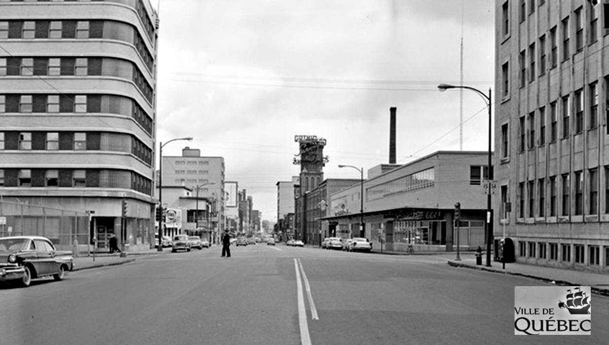 Vue du boulevard Charest Est en noir et blanc, en 1962.