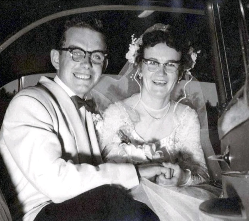 Jean-Guy Belzile et Aurore Couturier dans une voiture, lors de leur mariage en 1954