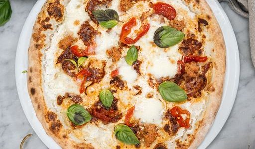 Attention ça chauffe ! Pizza diavola ventricina (saucisse rustique et trois sortes de piments forts calabre marinés) | NO.900 Pizzeria Napolitaine