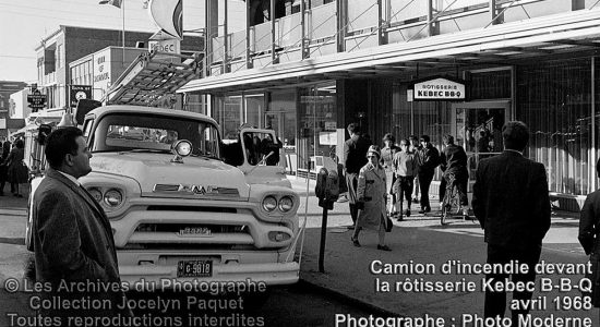 Montcalm dans les années 1960 : camion d’incendie devant le resto Kébec Bar-B-Q - Jean Cazes