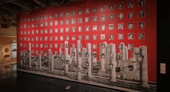 Une œuvre majeure de l’artiste Wartin Pantois sera dévoilée mercredi 13 septembre prochain au Musée de la civilisation à Québec. Agora, un collage sur mur intérieur de 4,8 mètres de hauteur par 9,4 mètres de largeur, est composé d’une centaine de portraits noir et blanc ainsi que de l’image pixelisée d’une agora usée par temps, sur fond rouge.