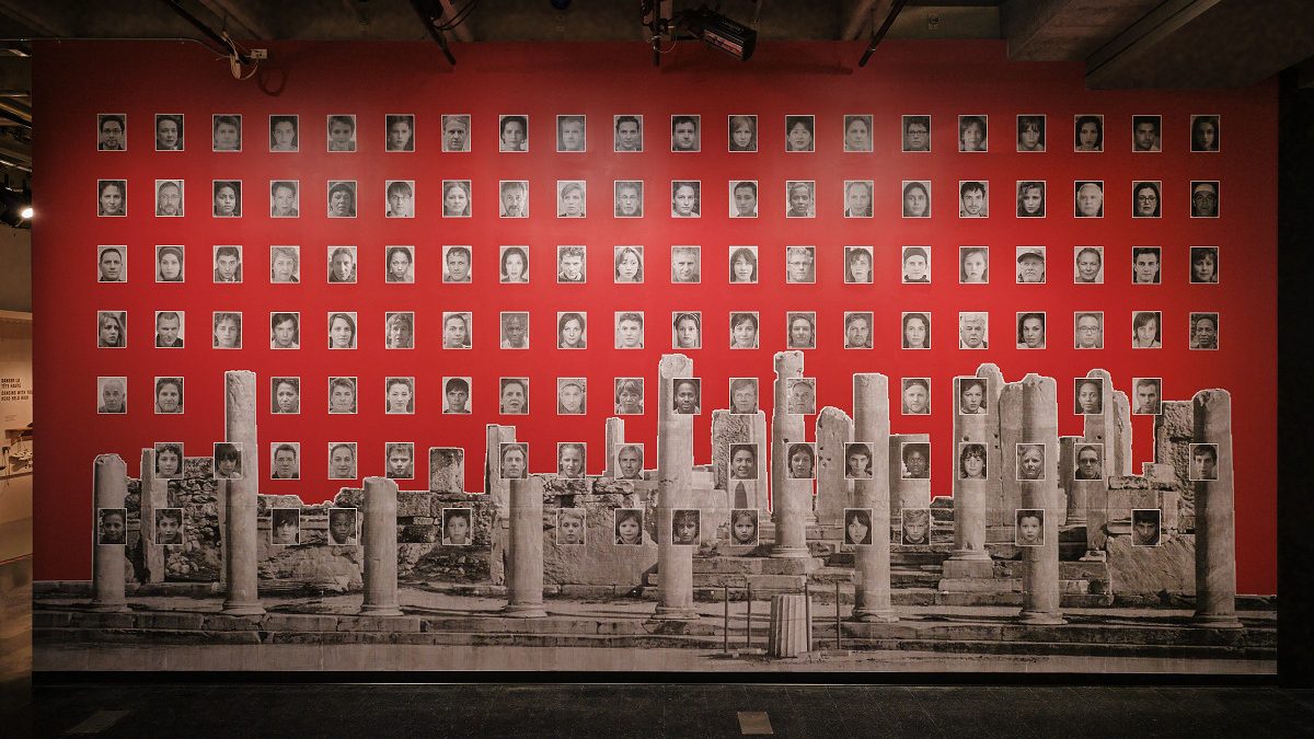 Une œuvre majeure de l’artiste Wartin Pantois sera dévoilée mercredi 13 septembre prochain au Musée de la civilisation à Québec. Agora, un collage sur mur intérieur de 4,8 mètres de hauteur par 9,4 mètres de largeur, est composé d’une centaine de portraits noir et blanc ainsi que de l’image pixelisée d’une agora usée par temps, sur fond rouge. 