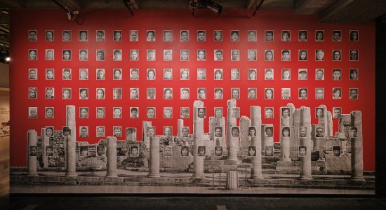 Une œuvre majeure de l’artiste Wartin Pantois sera dévoilée mercredi 13 septembre prochain au Musée de la civilisation à Québec. Agora, un collage sur mur intérieur de 4,8 mètres de hauteur par 9,4 mètres de largeur, est composé d’une centaine de portraits noir et blanc ainsi que de l’image pixelisée d’une agora usée par temps, sur fond rouge. 